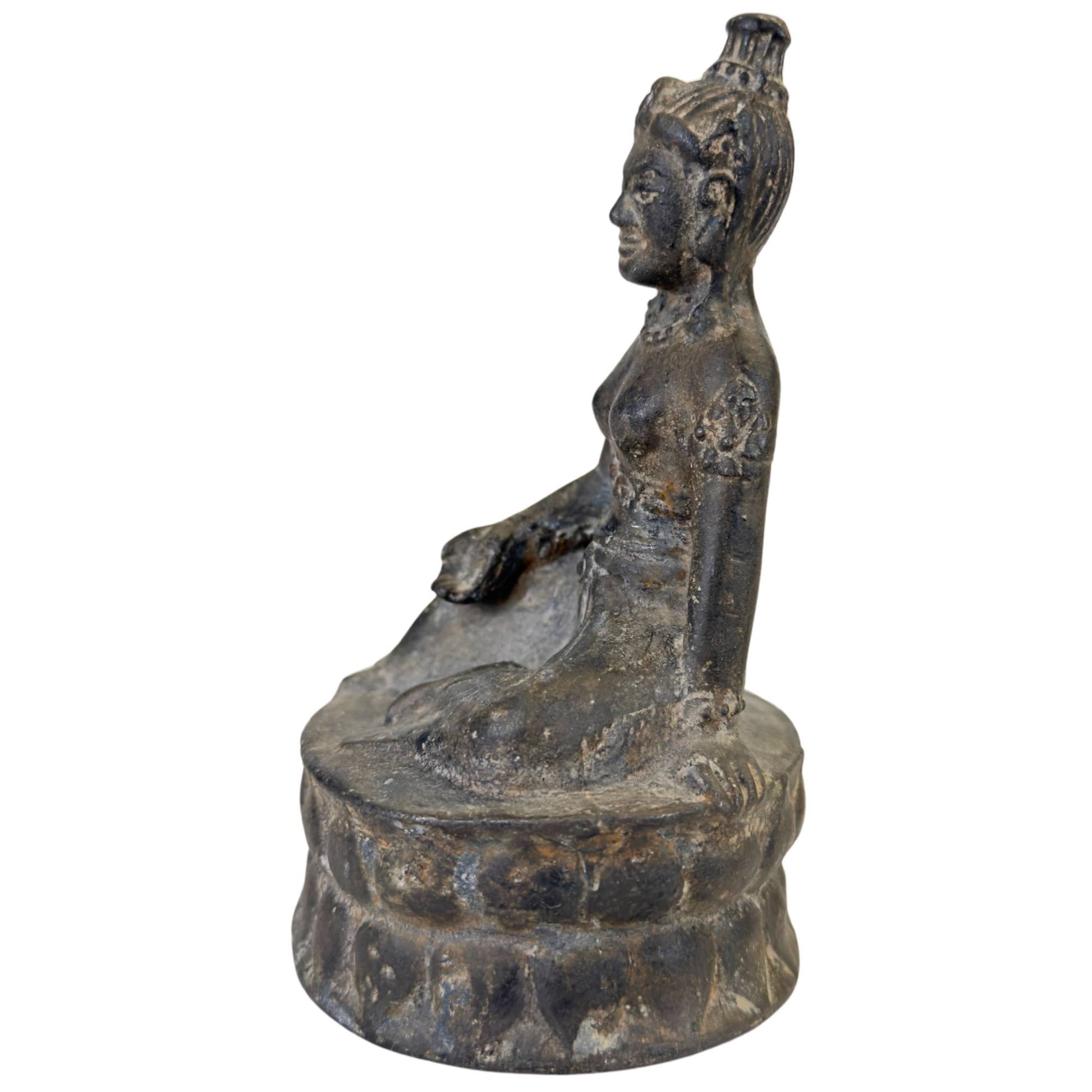 Bronzestatue mit Lotussockel im Khmer-Stil, buddhistische Kunst