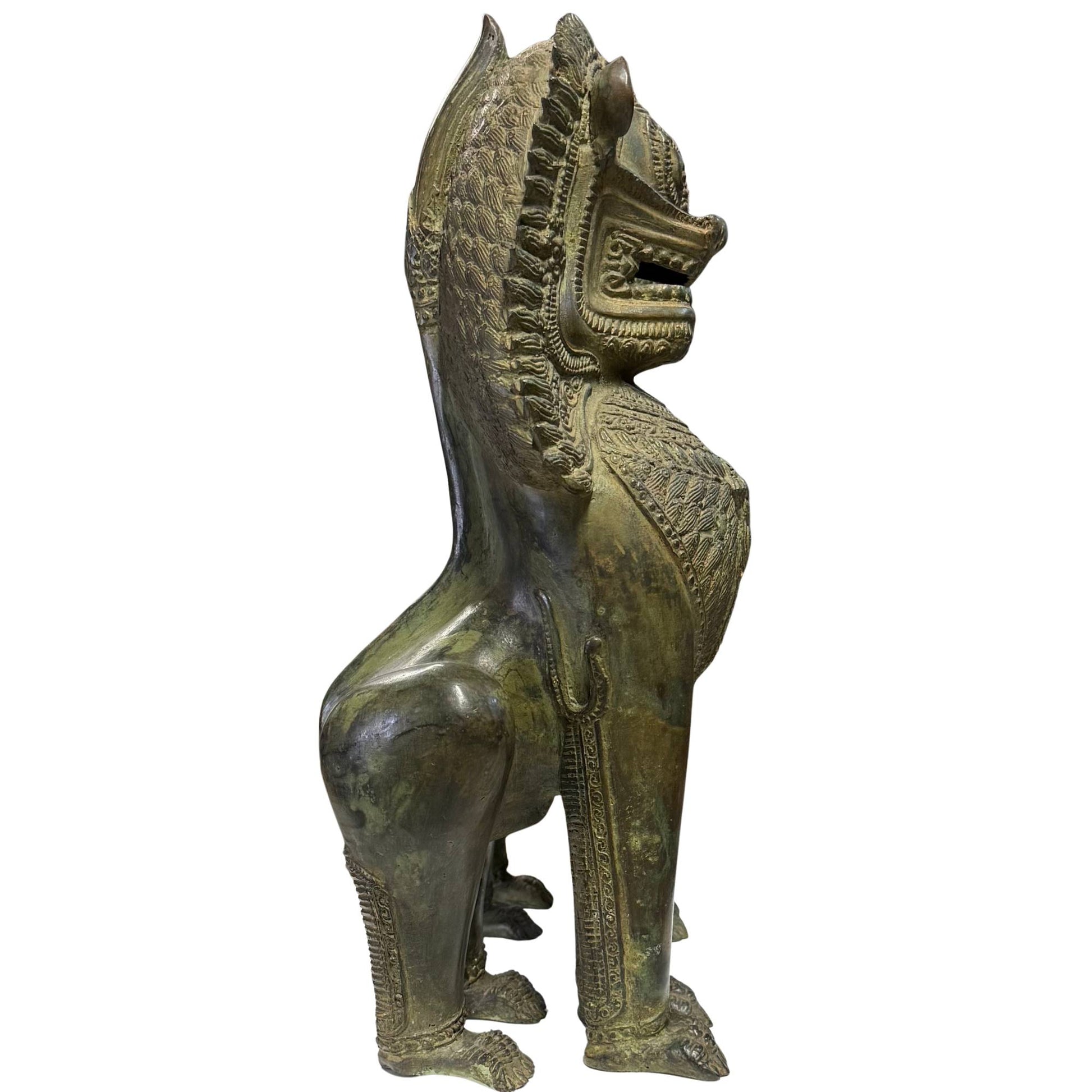 Ein Paar Singha-Löwen aus Bronze im Khmer-Stil für einen königlichen Look im Interieur