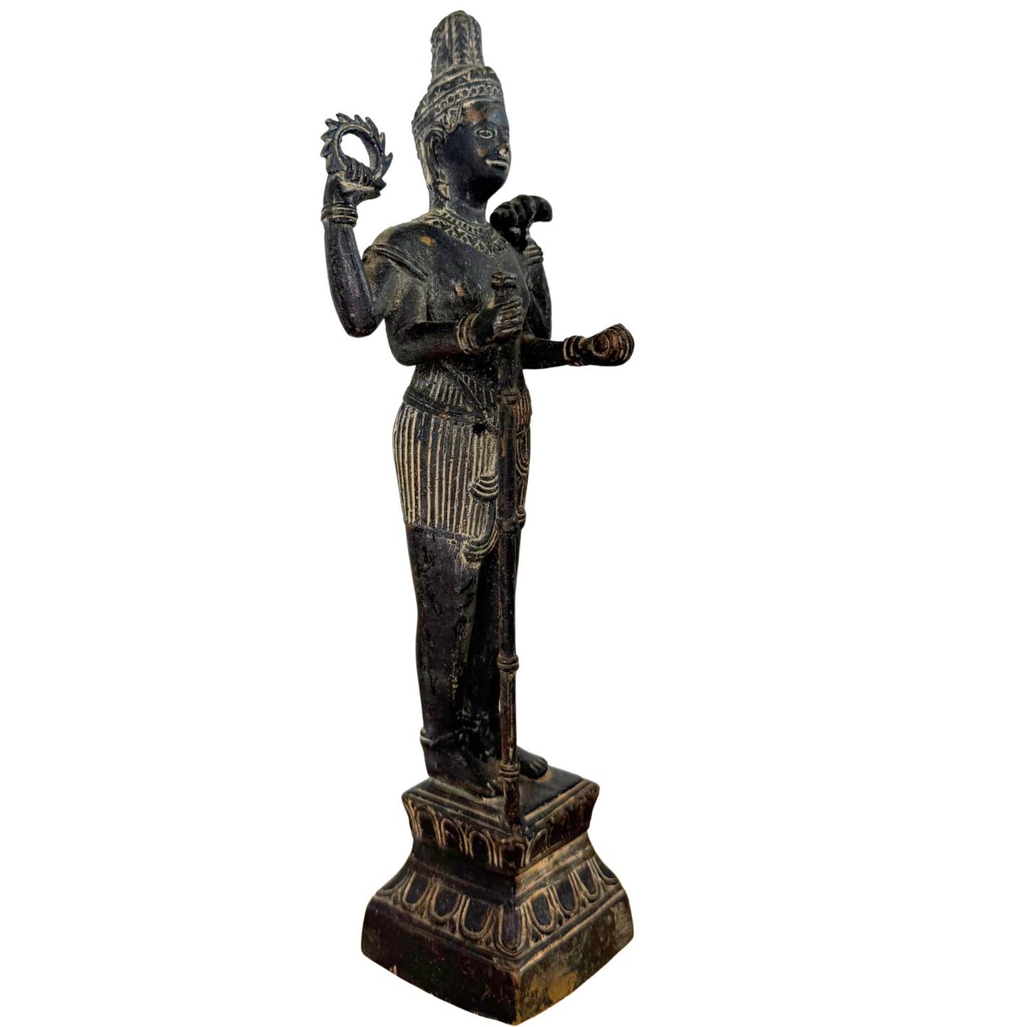Dreiviertelansicht des vierarmigen Vishnu mit Chakra- und Shanka-Attributen.