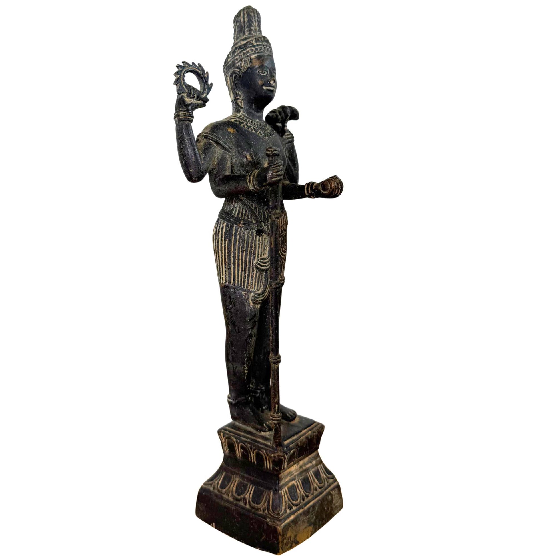 Dreiviertelansicht des vierarmigen Vishnu mit Chakra- und Shanka-Attributen.