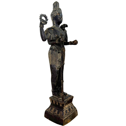 Dreiviertelansicht des vierarmigen Vishnu mit Chakra- und Shanka-Attributen.