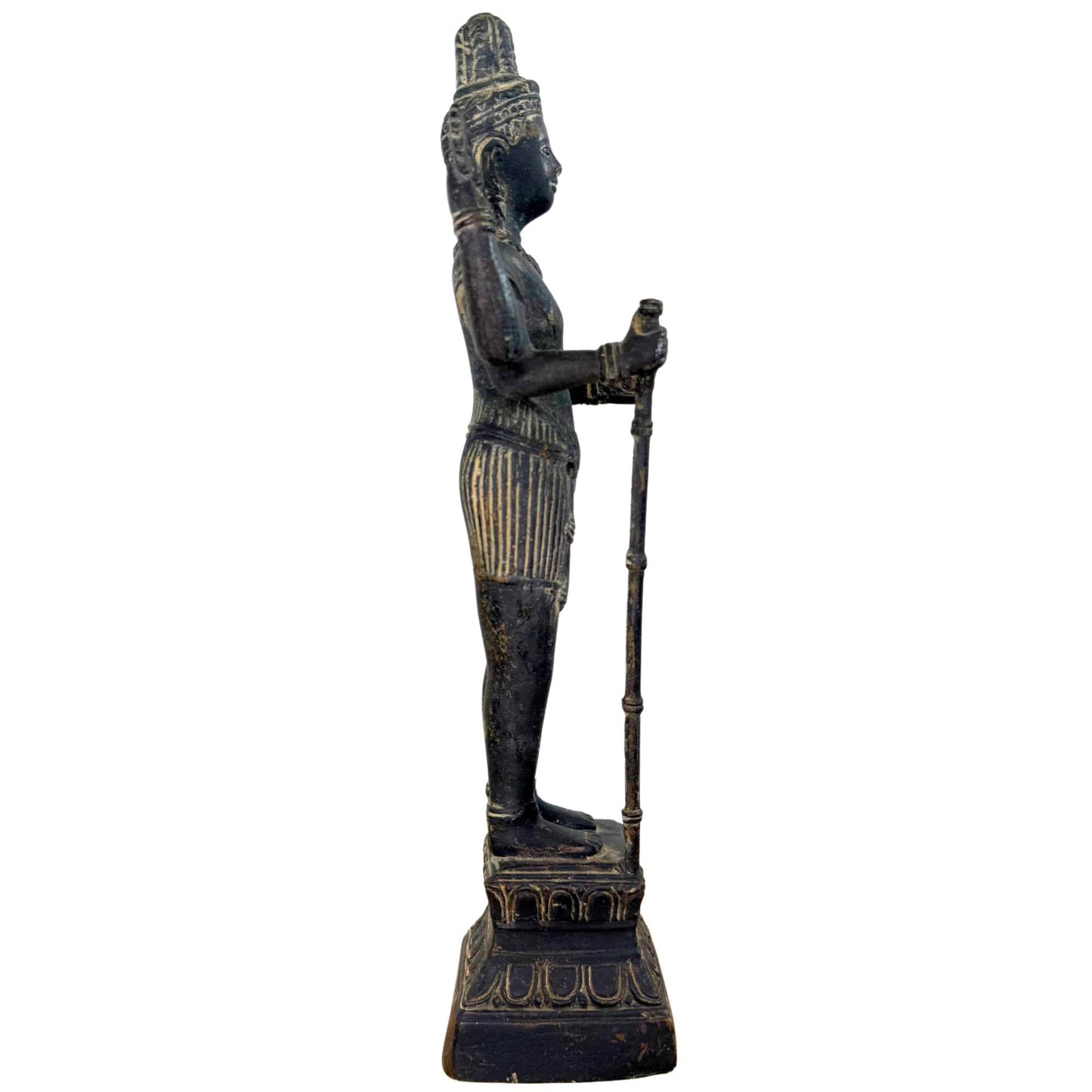 Seitenansicht von Vishnu, die die scharfen Linien und die authentische Patina zeigt.