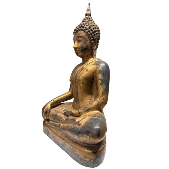 Klassische thailändische Buddha-Statue mit dunkler Patina