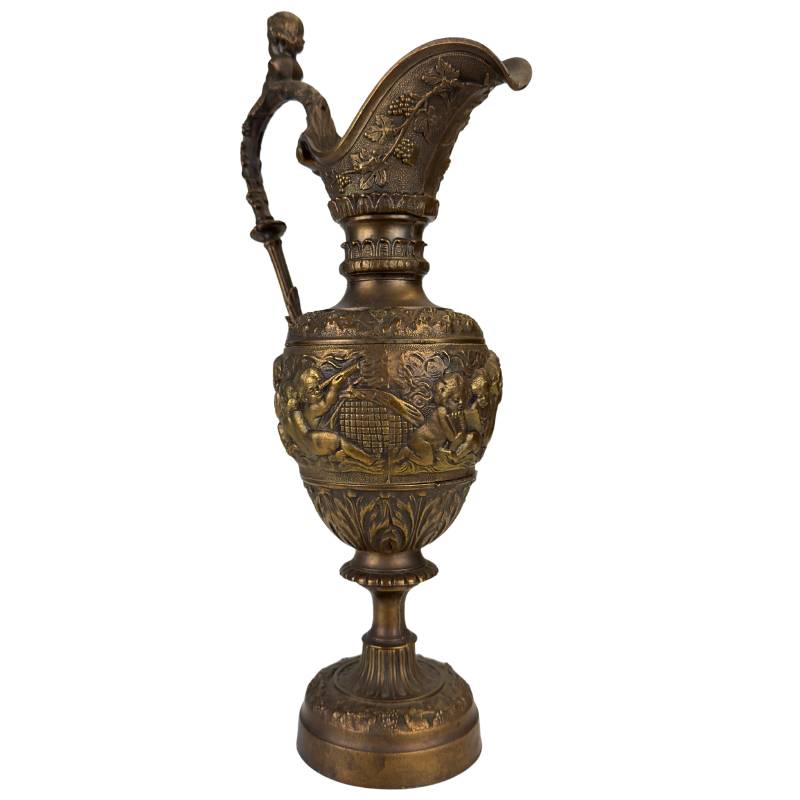 Klassischer Bronzekrug mit mythologischen Puttenszenen