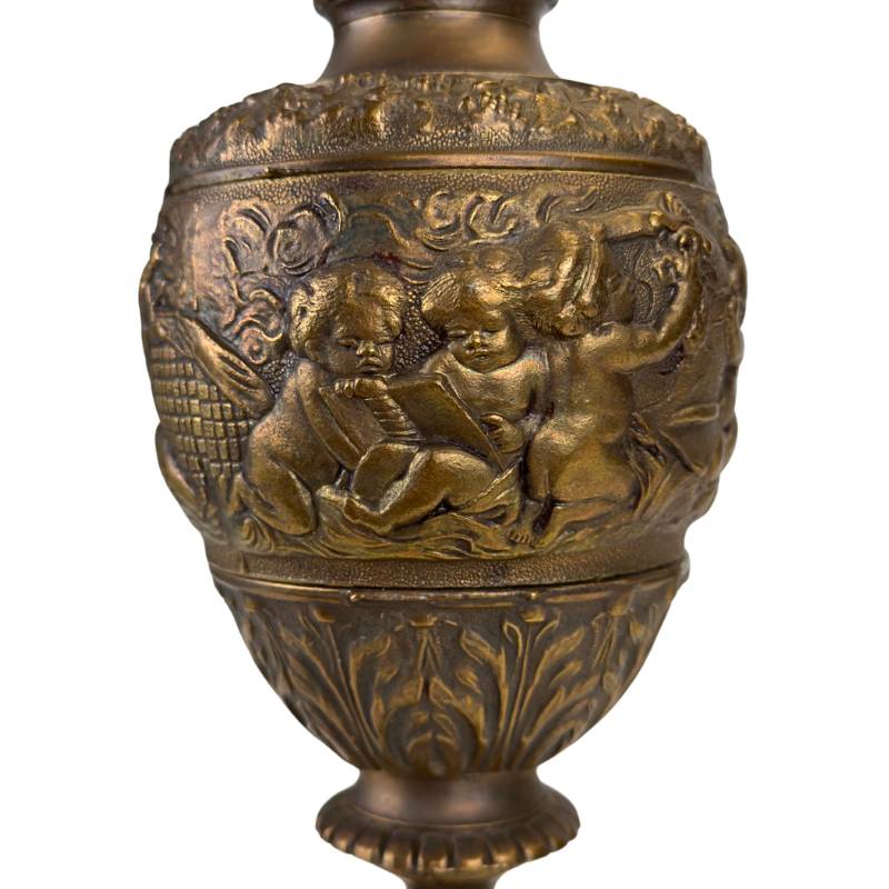 Klassische Bronzekanne mit Putten und Zierdekor