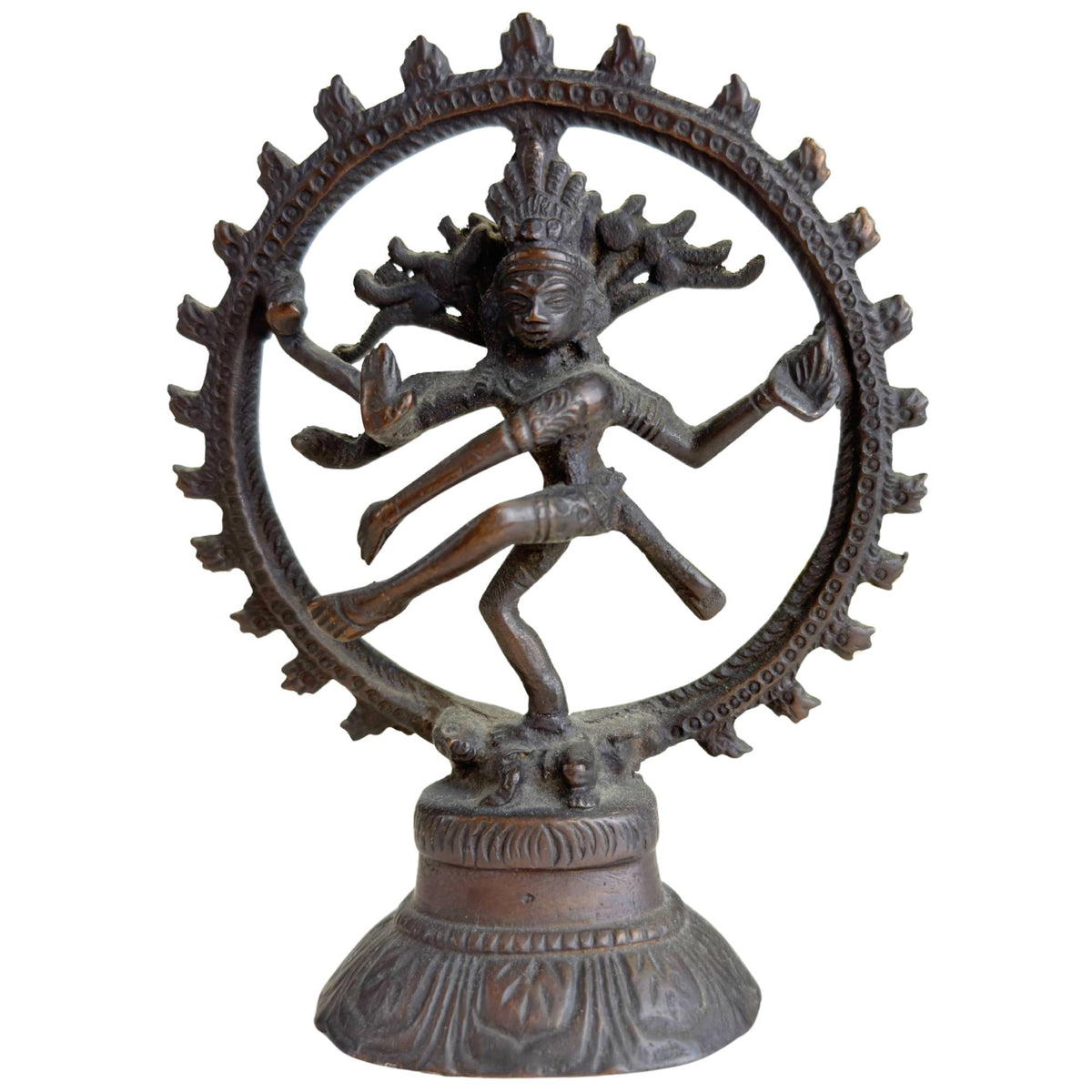 Kleine bronzene Shiva Nataraja Statue von 13 cm mit dunkler Patina und rundem Flammenkranz