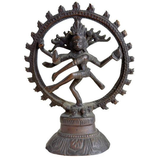 Kleine Bronzestatue von Shiva Nataraja, 13 cm, mit dunkler Patina und einem runden Flammenkranz.