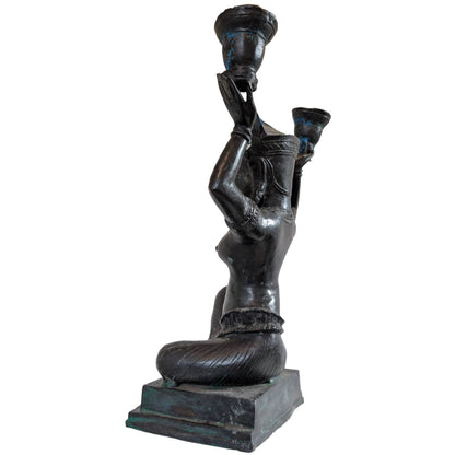 Knielende Apsara Yakshi in Bronze mit blauen Oxidationsakzenten