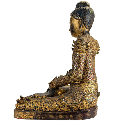 Königlicher burmesischer Buddha mit reichhaltigem Spiegelwerk
