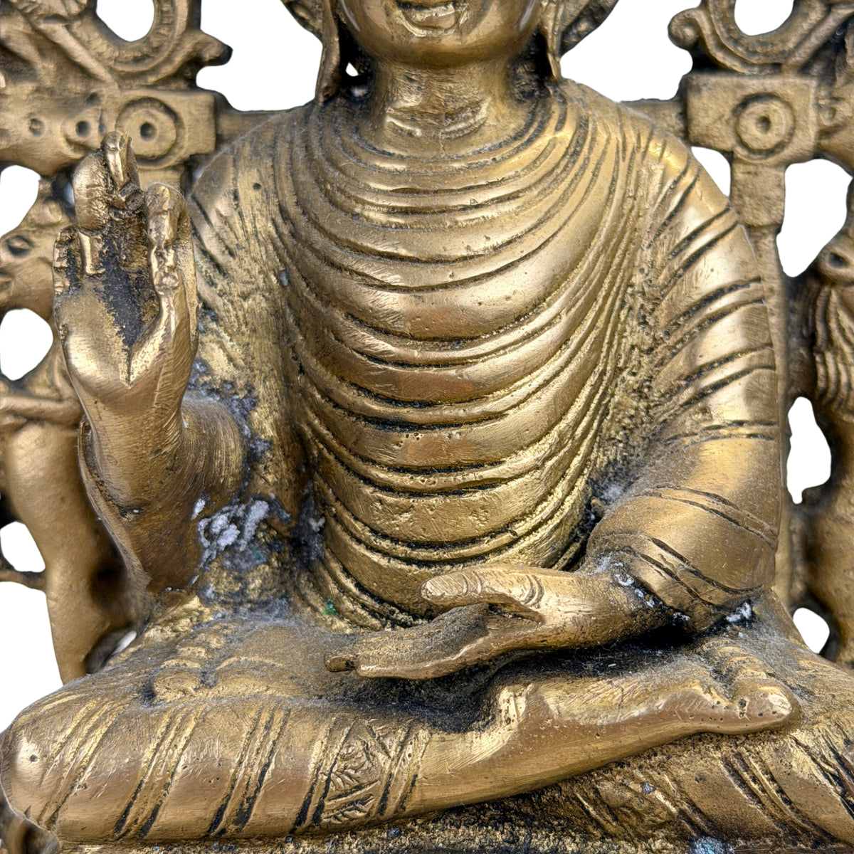 Lehrgeste der rechten Hand und tief geschnittene Gewandfalten an der Buddhafigur