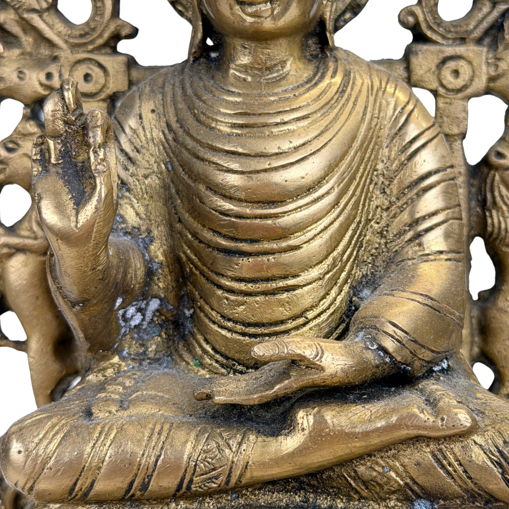 Lehrgeste der rechten Hand und tief geschnittene Gewandfalten an der Buddhafigur