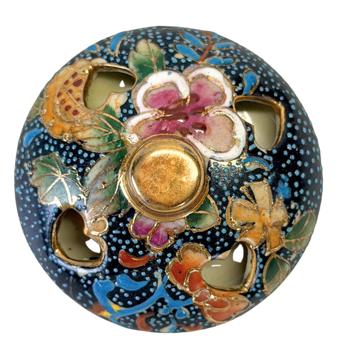 Deckeloberseite mit polychromen Blüten, Goldlinien und herzförmigen Durchbrüchen