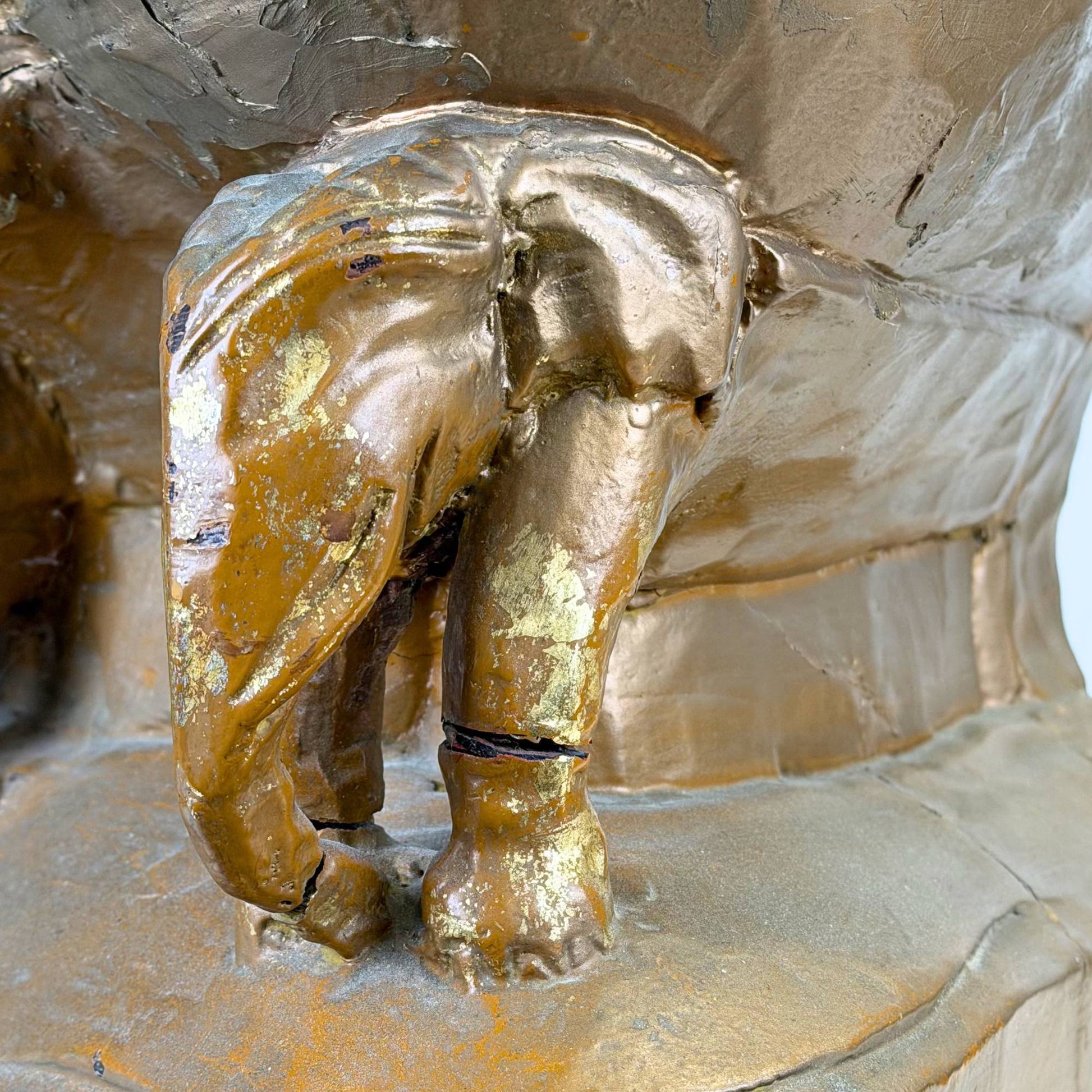 Großer antiker burmesischer Buddha mit reich vergoldetem Gewand und verziertem Elefantenthron