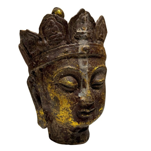 Detail der Krone und des Gesichts des Ksitigarbha Dizang Pusa-Kopfes mit Resten von Blattgold