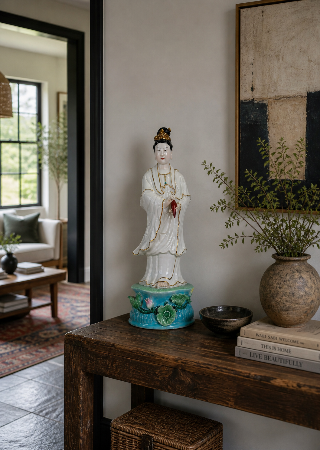 Weiß glasierte Guan-Yin-Statue mit einem Gewicht von 3 kg auf einem farbenfrohen Lotussockel.
