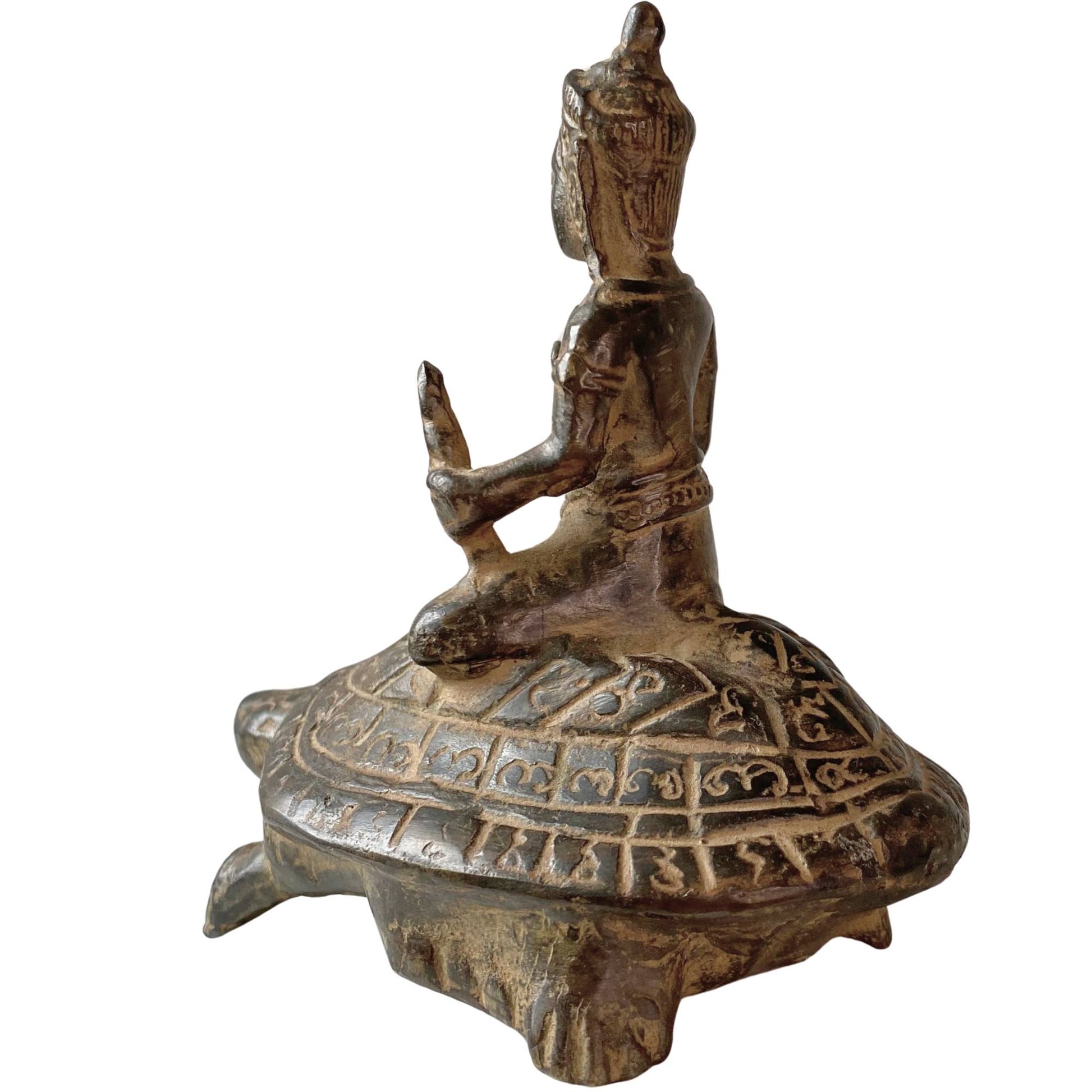 Detail der rituellen Yantra-Inschriften auf einer bronzenen Schildkrötenstatue