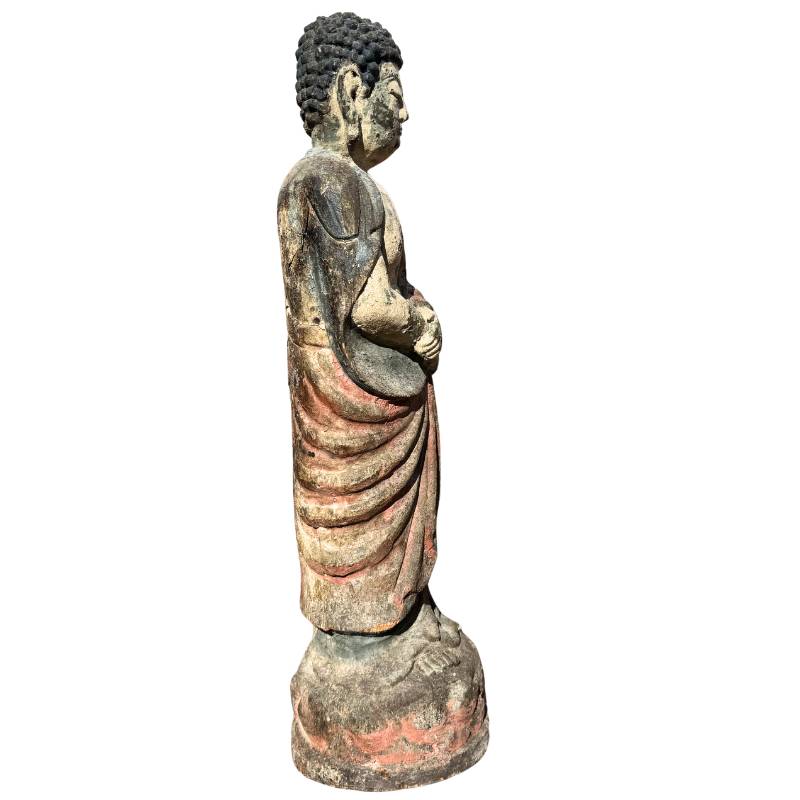 Kwan-Yin-Statue mit Resten polychromer Bemalung