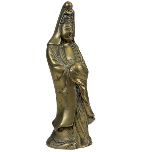 Kwan-Yin-Statue aus China mit heiterem Aussehen und raffinierten Faltenwürfen