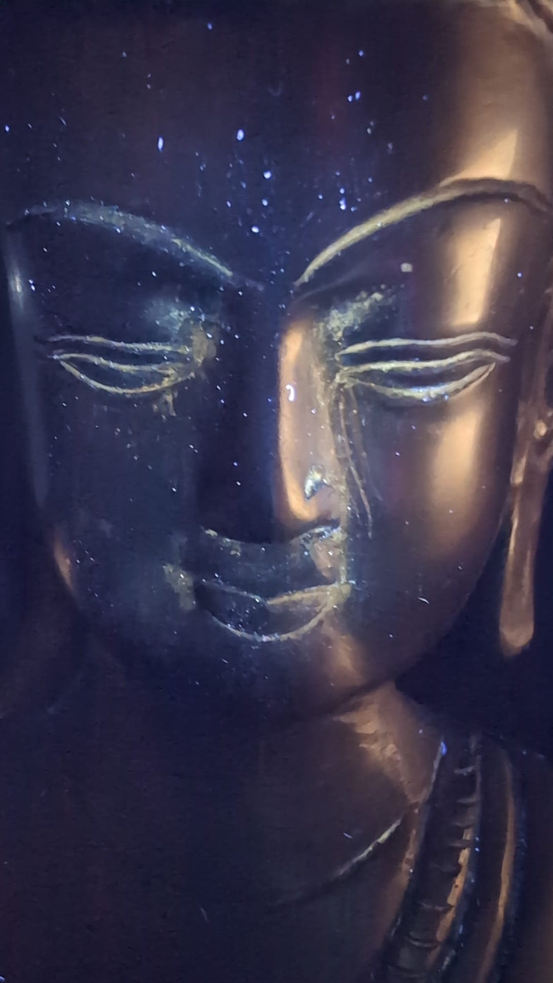 Unter UV-Licht: Ladakh-Buddha-Statue aus feuervergoldeter Bronze, antik