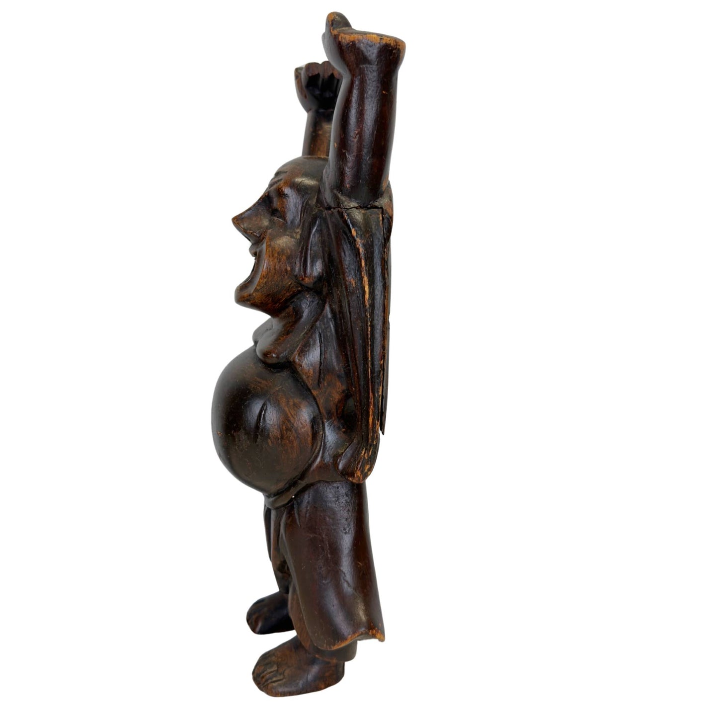 Lachender Buddha aus Holz der südostasiatischen chinesischen Diaspora mit einem volkskunstähnlichen Schnitzstil.