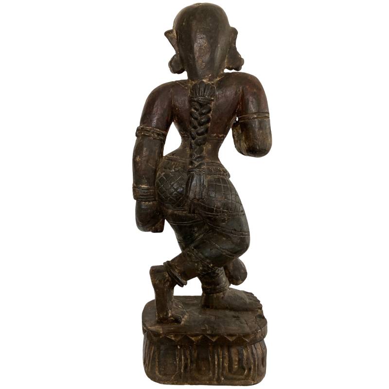 Lakshmi-Statue aus Nepal mit typischen Newar-Schnitzlinien und kraftvoller Form