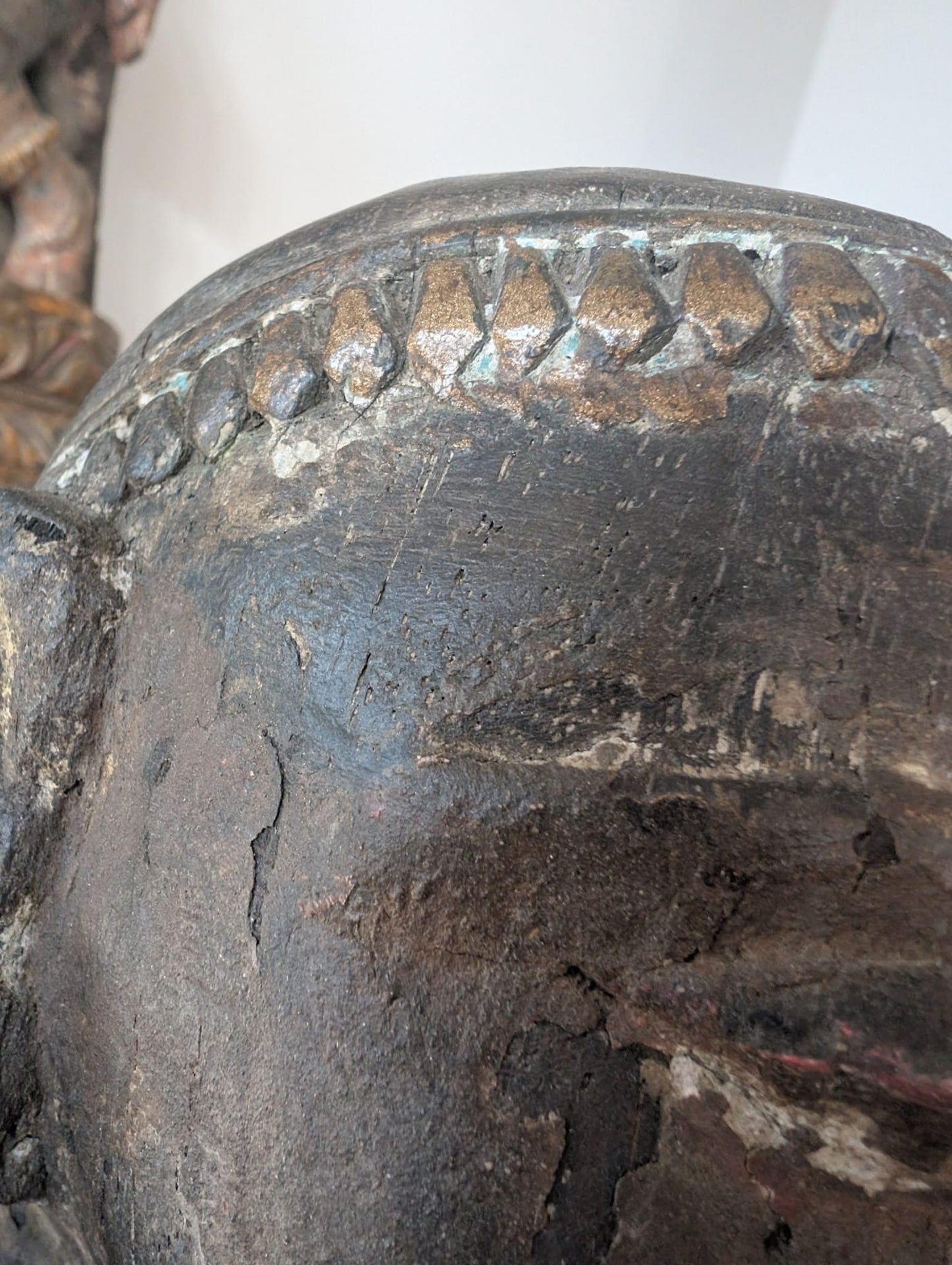 Detail einer hölzernen Lakshmi-Statue aus Nepal mit authentischer Patina und alter Struktur