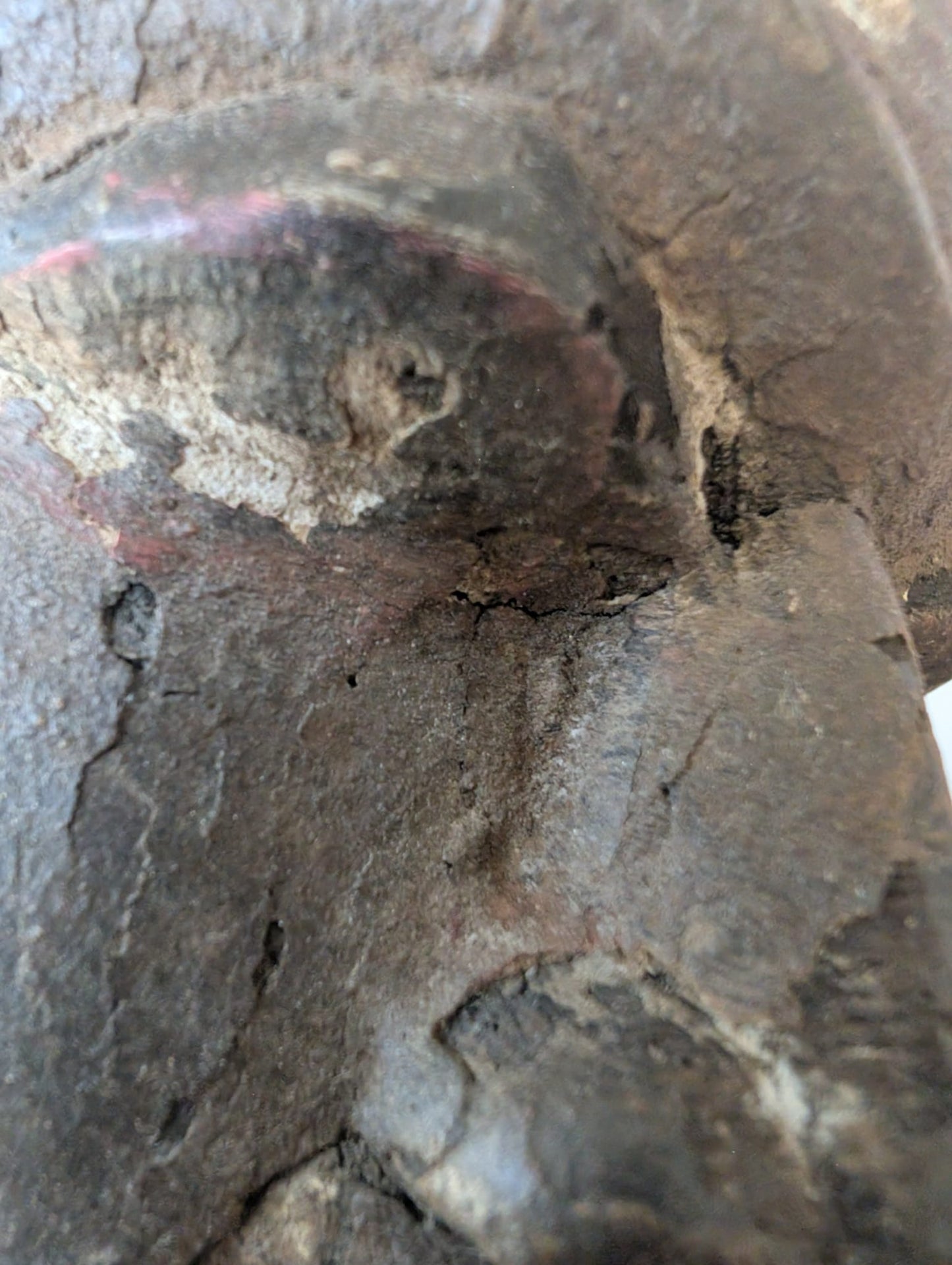 Detail einer hölzernen Lakshmi-Statue aus Nepal mit Altersspuren und Patina auf der Oberfläche