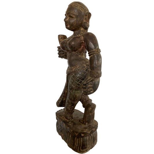 Lakshmi-Statue aus Holz, Nepal, Newar-Tradition, mit sichtbaren Resten alter roter und schwarzer Polychromie