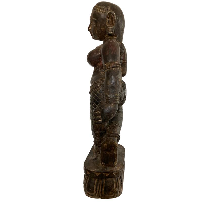 Stehende Lakshmi-Statue aus Holz, nepalesischer Newar-Stil, mit Resten von Polychromie und massiver Schnitzerei