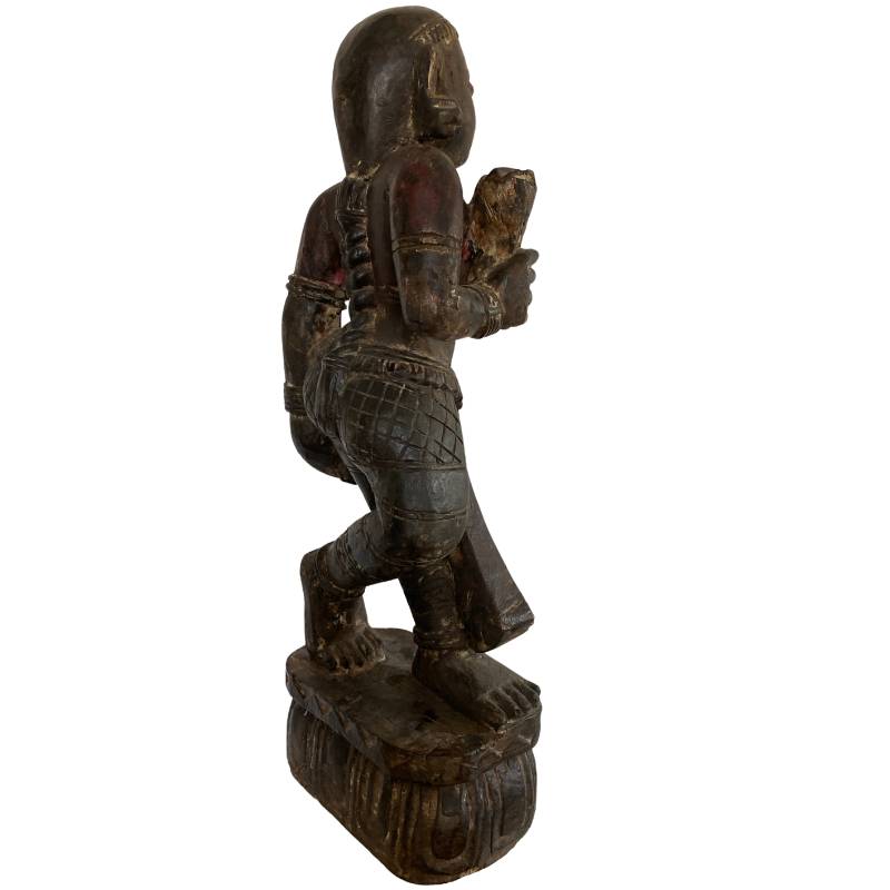Holzstatue der Lakshmi aus Nepal mit Craquelé-Lackierung und tiefer Patina auf der Oberfläche