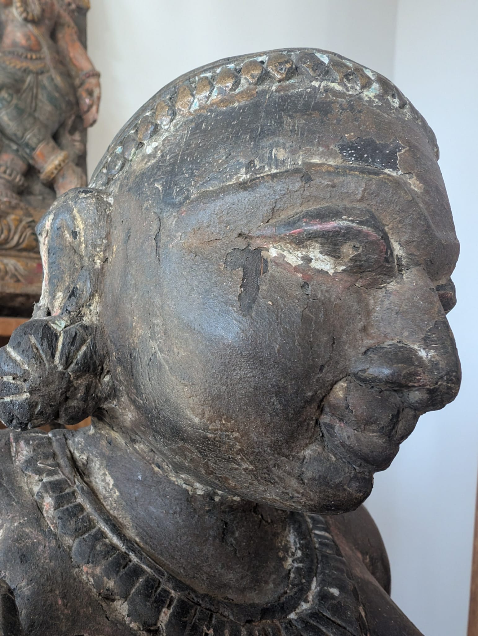 Detail einer hölzernen Lakshmi-Skulptur aus Nepal im Newar-Stil mit Spuren ritueller Verwendung