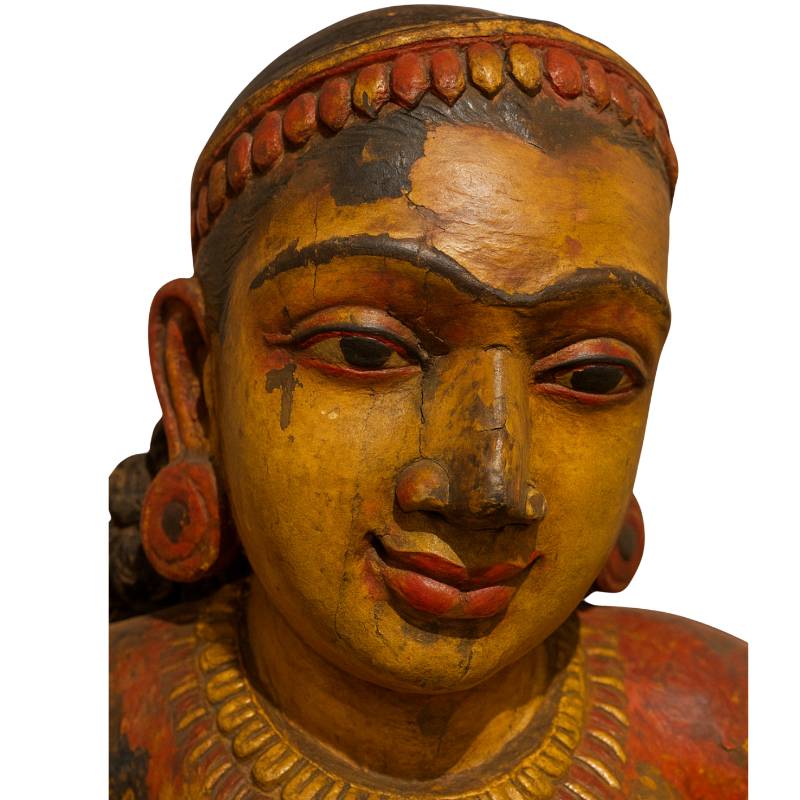 Visualisierung der Originalfarben einer Lakshmi-Statue aus nepalesischem Holz mit roten Pigmenten und goldenen Akzenten