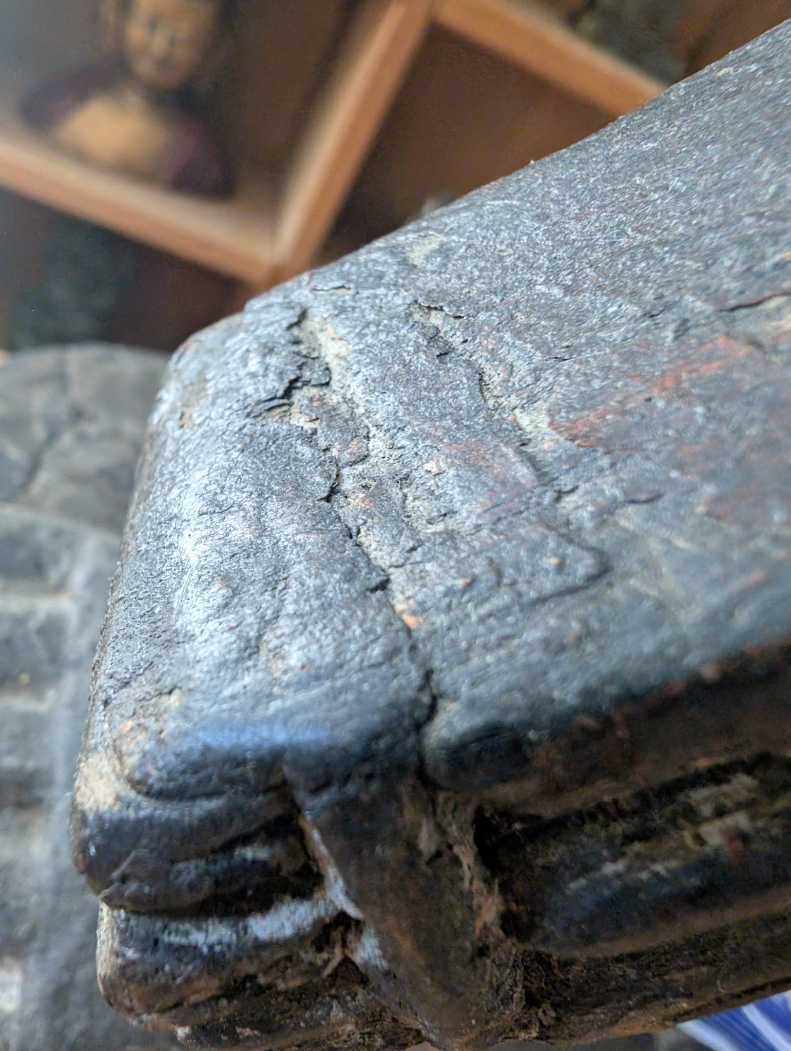 Detail einer Lakshmi-Holzskulptur aus Nepal mit Farbresten und authentischen Gebrauchsspuren