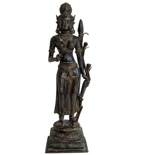 Bronzene Lakshmi Sri Devi-Göttin aus Südindien mit Lotusblume und Schmuck