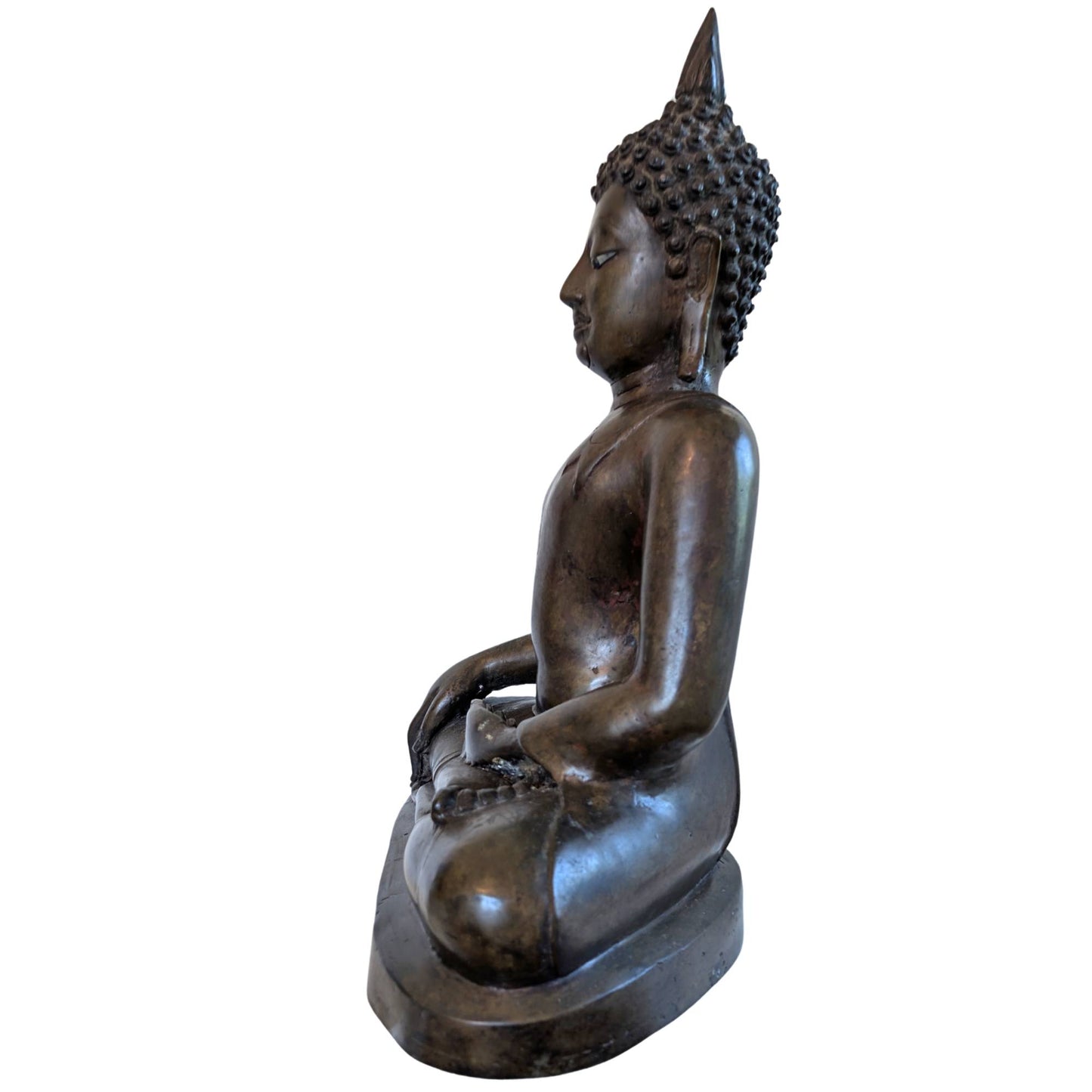 Authentischer Lan Xang Buddha mit dem charakteristischen erleuchteten Blick durch elfenbeinfarbene Augen