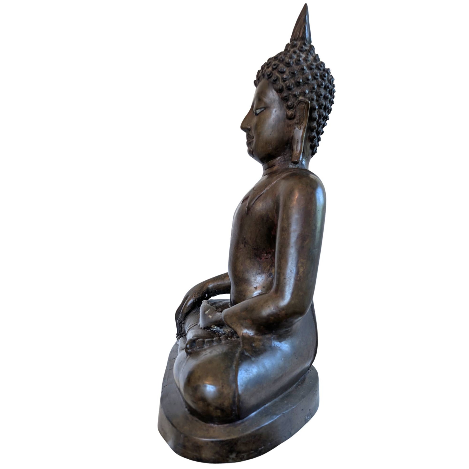 Authentischer Lan Xang Buddha mit dem charakteristischen erleuchteten Blick durch elfenbeinfarbene Augen