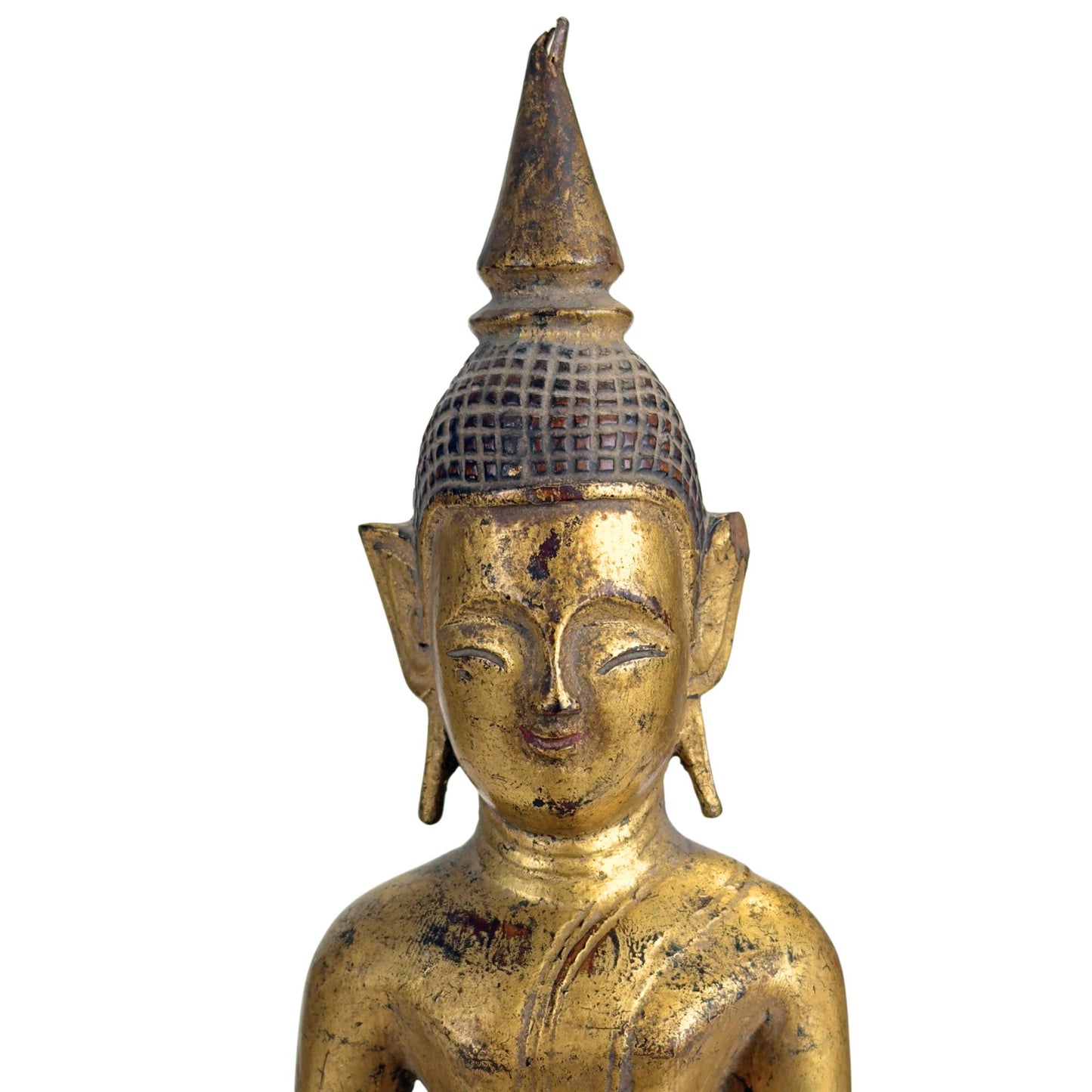 Detail des Gesichts des Lanna-Buddha mit verwittertem Blattgold, dunklen Gebrauchsspuren und einem gedämpften, meditativen Ausdruck
