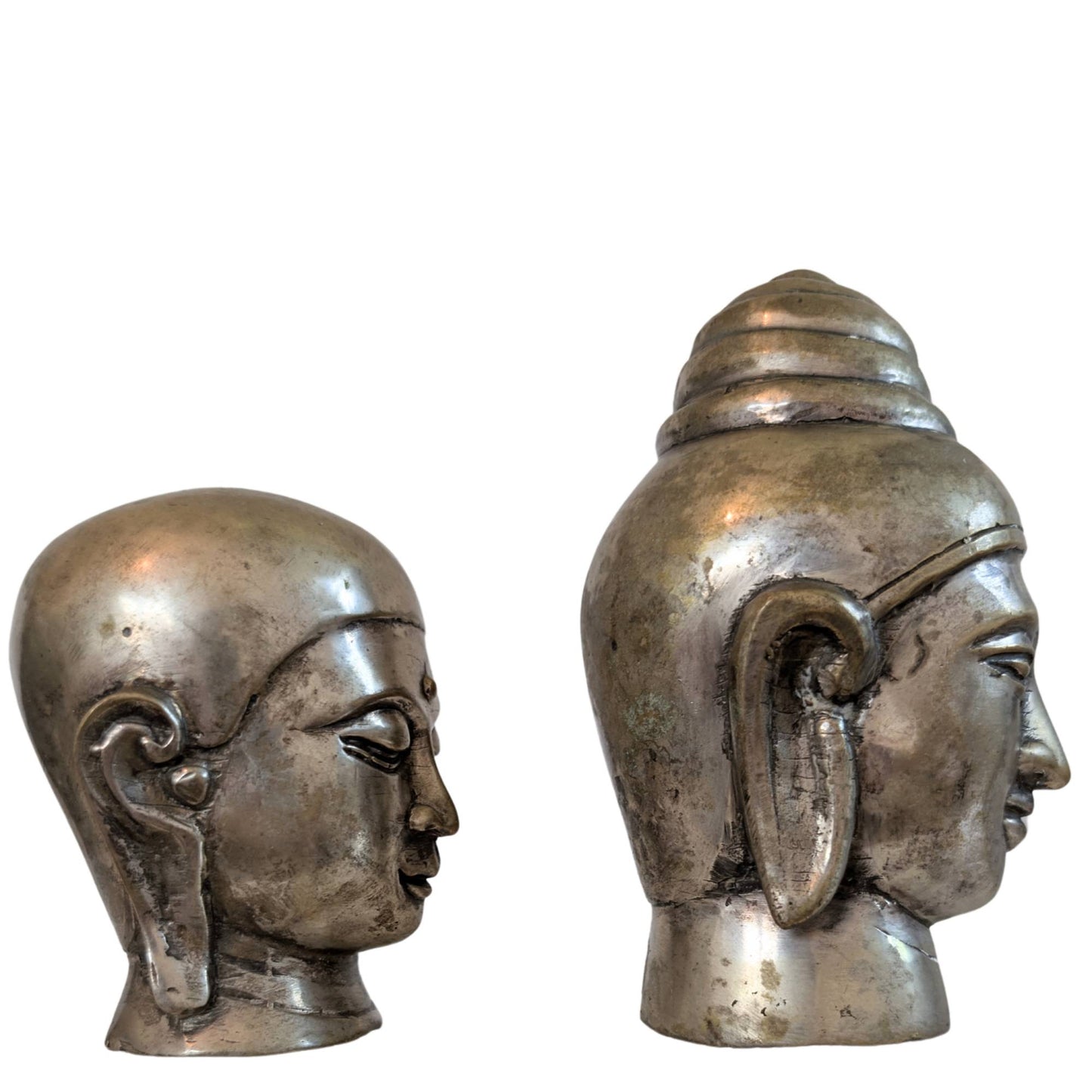 Die Gruppe von Bronzeköpfen wird in Kunstbüchern in einem stimmungsvollen Interieur präsentiert.