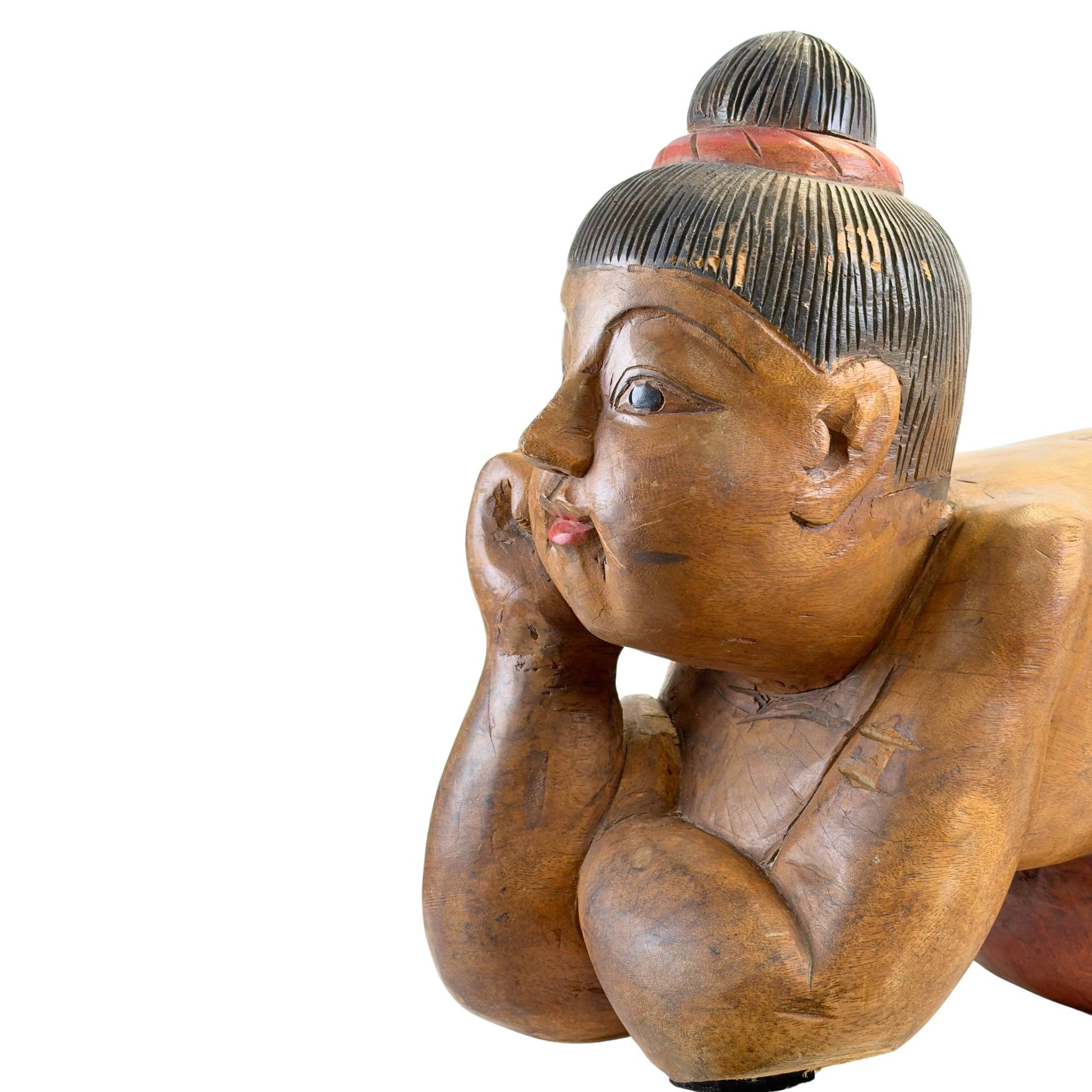 Detail einer antiken chinesischen liegenden Tongzi-Statue aus massivem Hartholz.