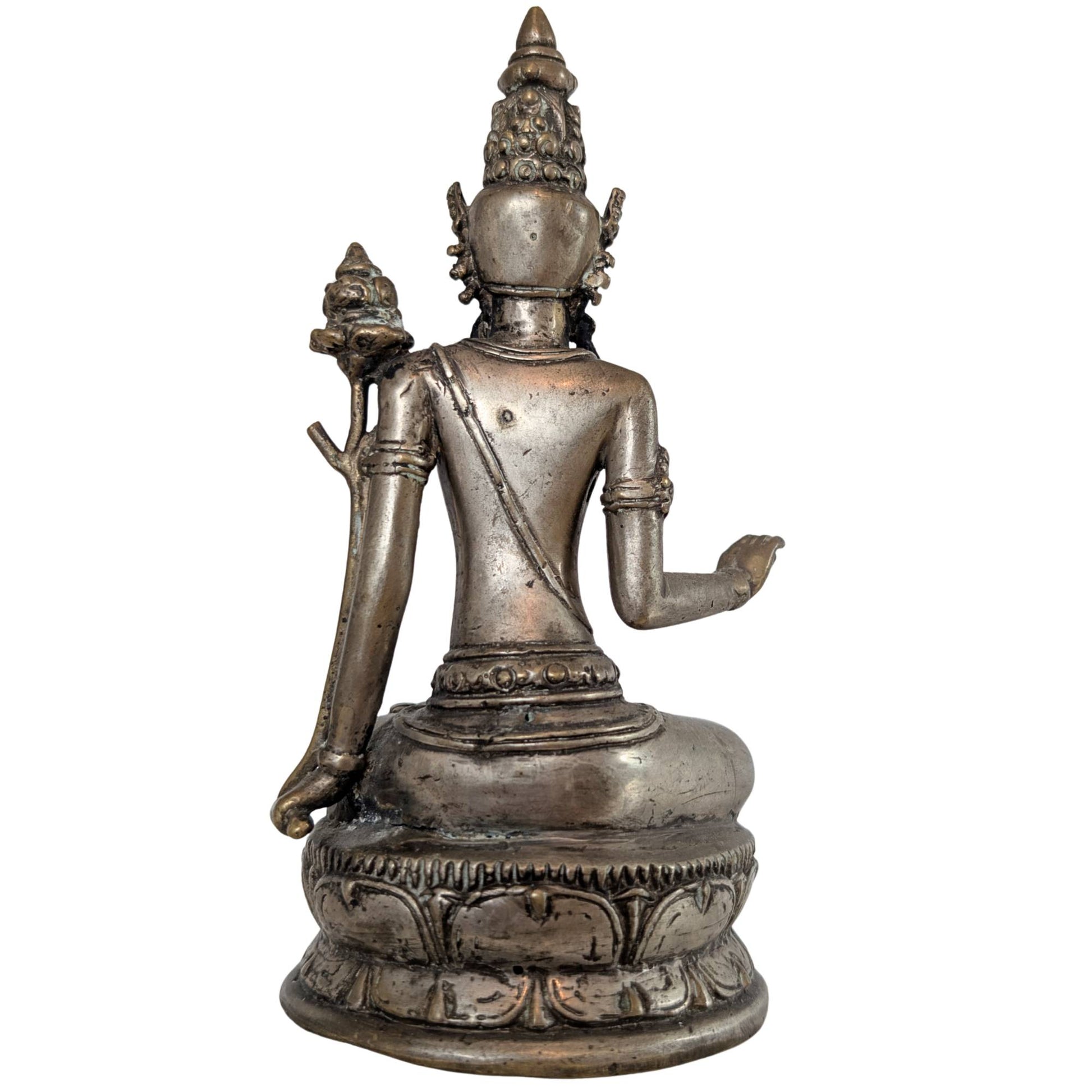 Ansicht von links mit Fokus auf die symbolische Lotusblume und die meditative Haltung.