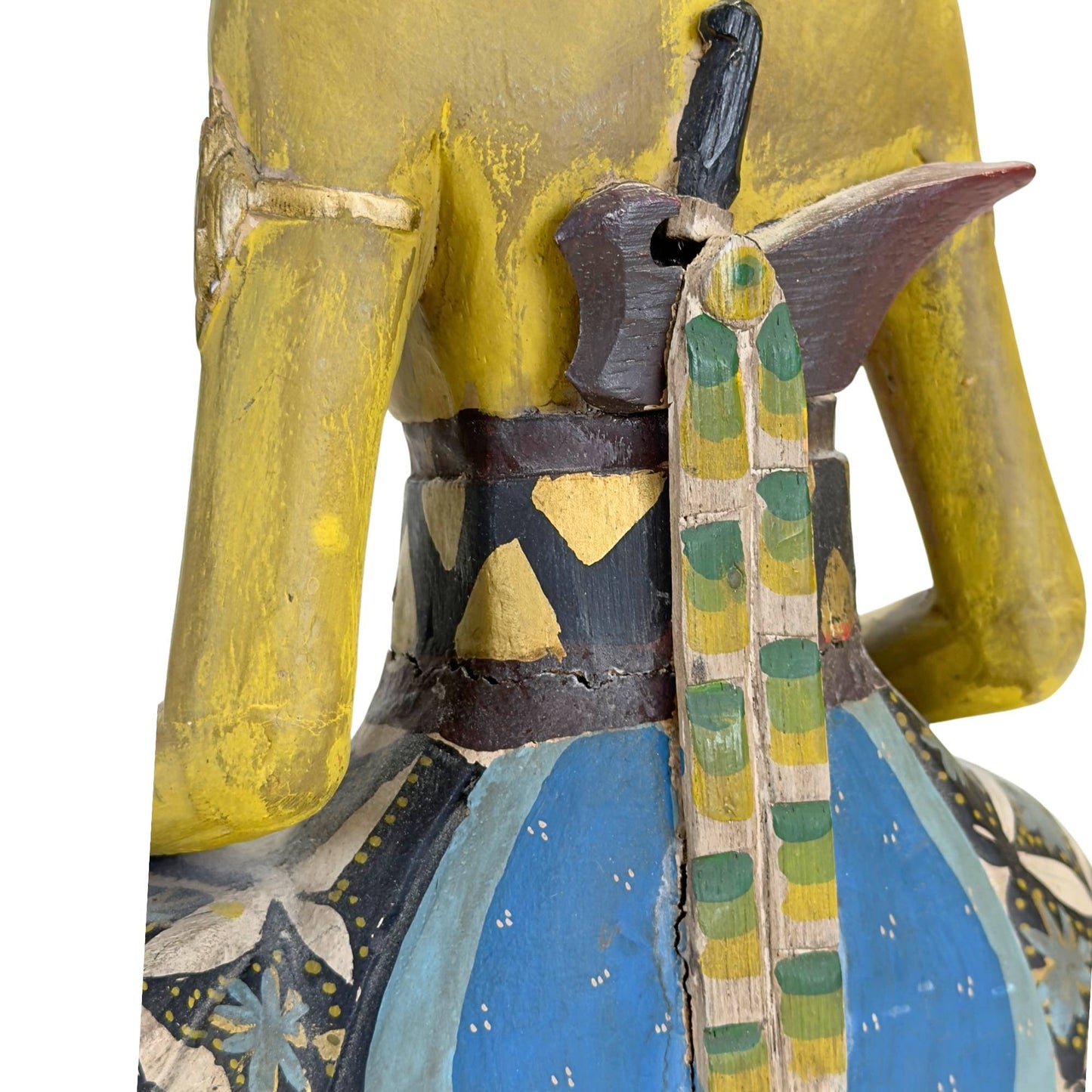 Profil der weiblichen Figur mit Fokus auf die anmutige Sitzhaltung.