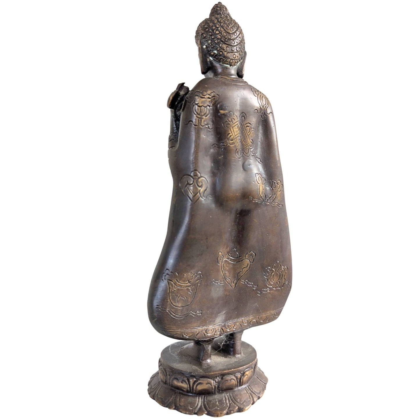 Der Buddha steht auf einem traditionellen doppelten Lotussockel aus massiver Bronze.