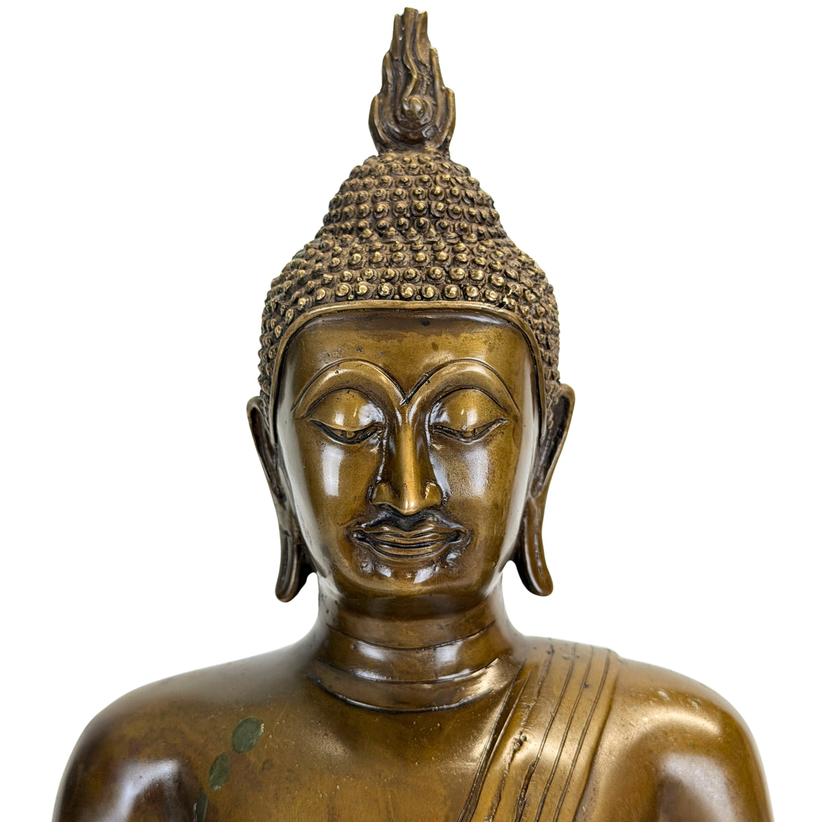 Detail van bronzen Thaise Boeddha met haarkrullen en langgerekte oorlellen