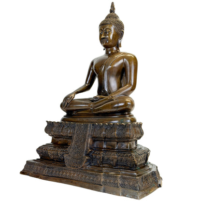 Thaise bronzen Luang Phor Boeddha schuin van voren met rijk versierde voet