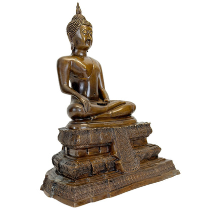 Thaise bronzen Luang Phor Boeddha schuin van voren met rijk versierde voet