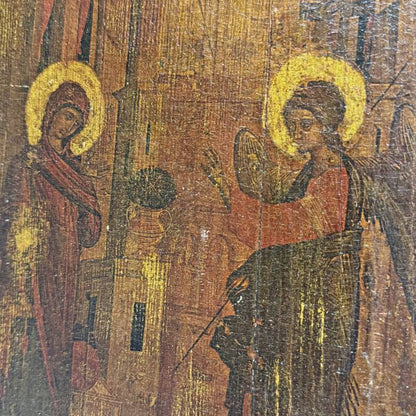 Makroaufnahme von Blattgold und Craquelé auf einer antiken orthodoxen Ikone, sichtbar gemacht mit Dino‑Lite Mikroskopie.