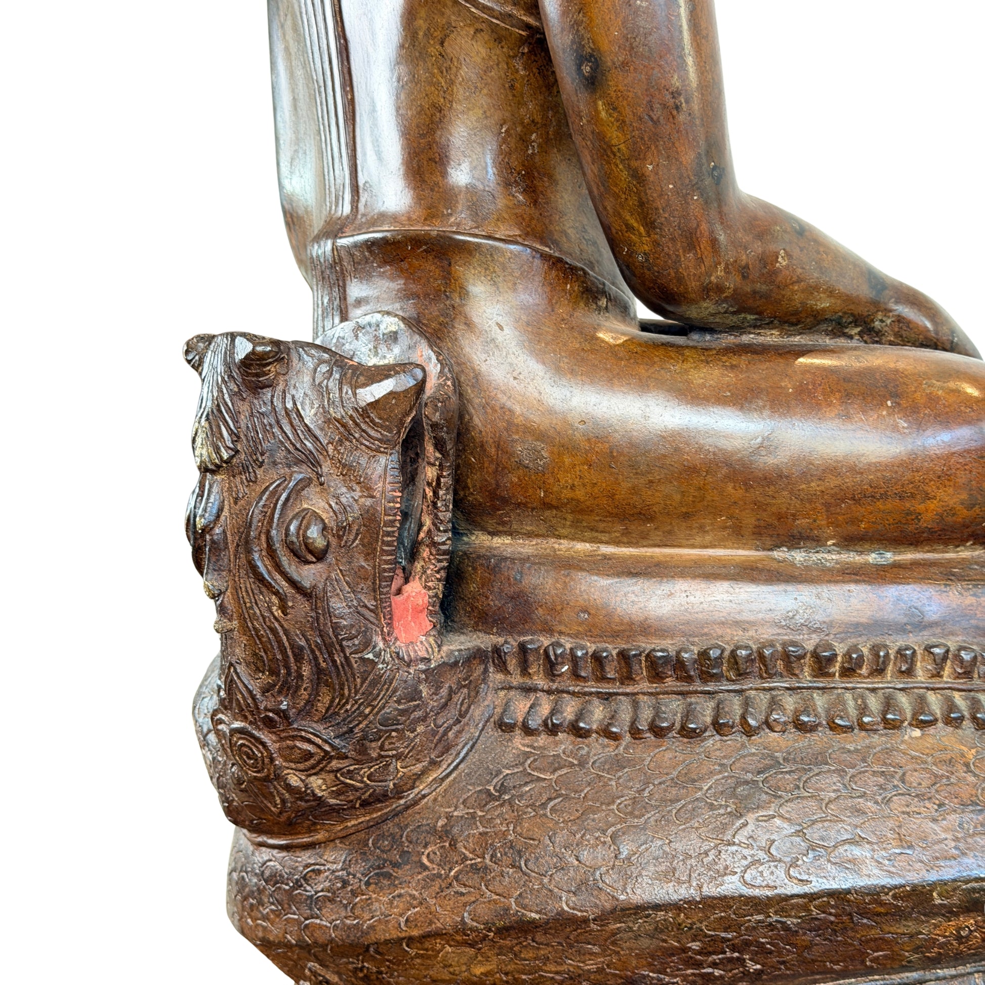 Detail der Rückseite der Naga-Basis mit offener Steckverbindung für den Baldachin und sichtbaren roten Pigmentresten im Inneren