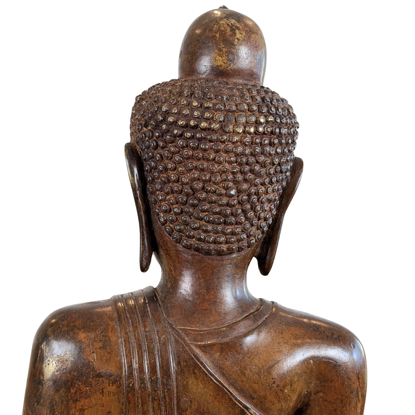 Zentrierte Rückansicht von Kopf und Schultern des bronzenen Buddha Muchalinda mit regelmäßigen Haarlocken, glatter Ushnisha und schräger Gewandfalte