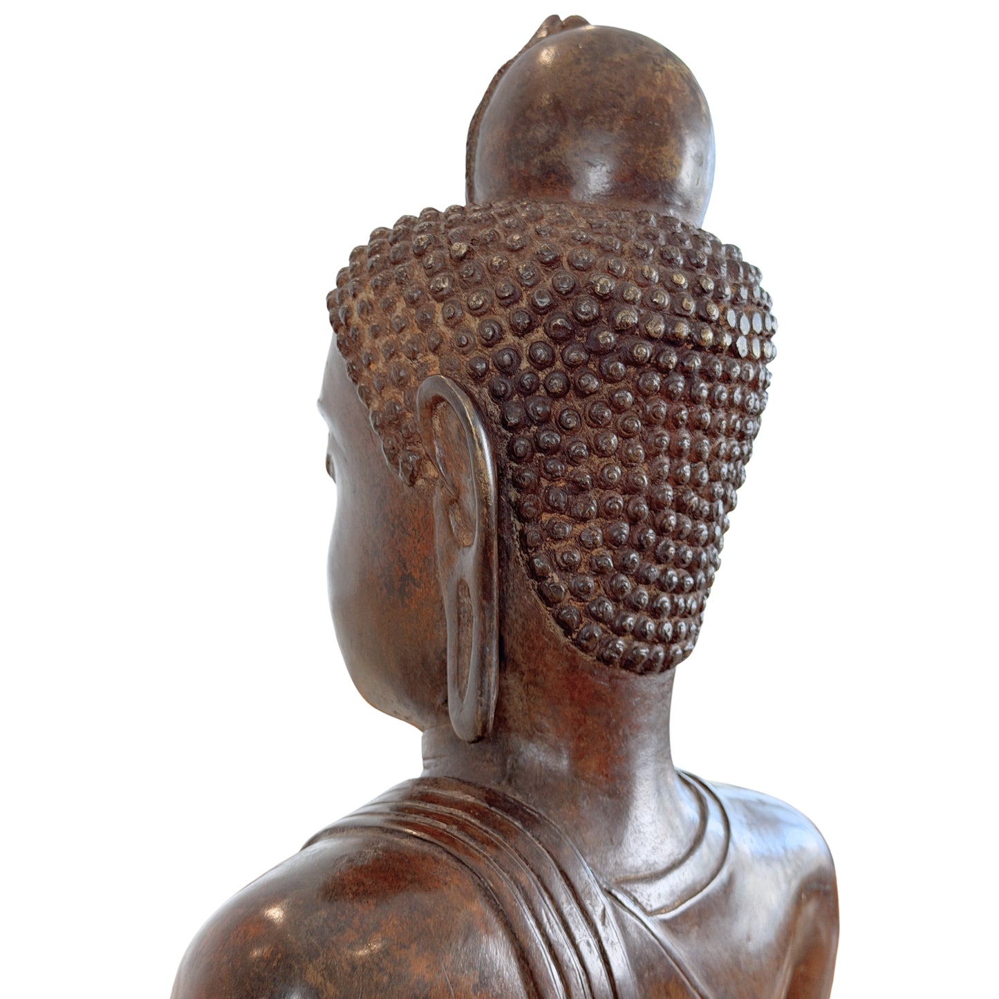 Rückansicht von Kopf und Nacken des bronzenen Buddha Muchalinda mit dicht gesetzten Haarlocken, langem Ohrläppchen und glatter Ushnisha