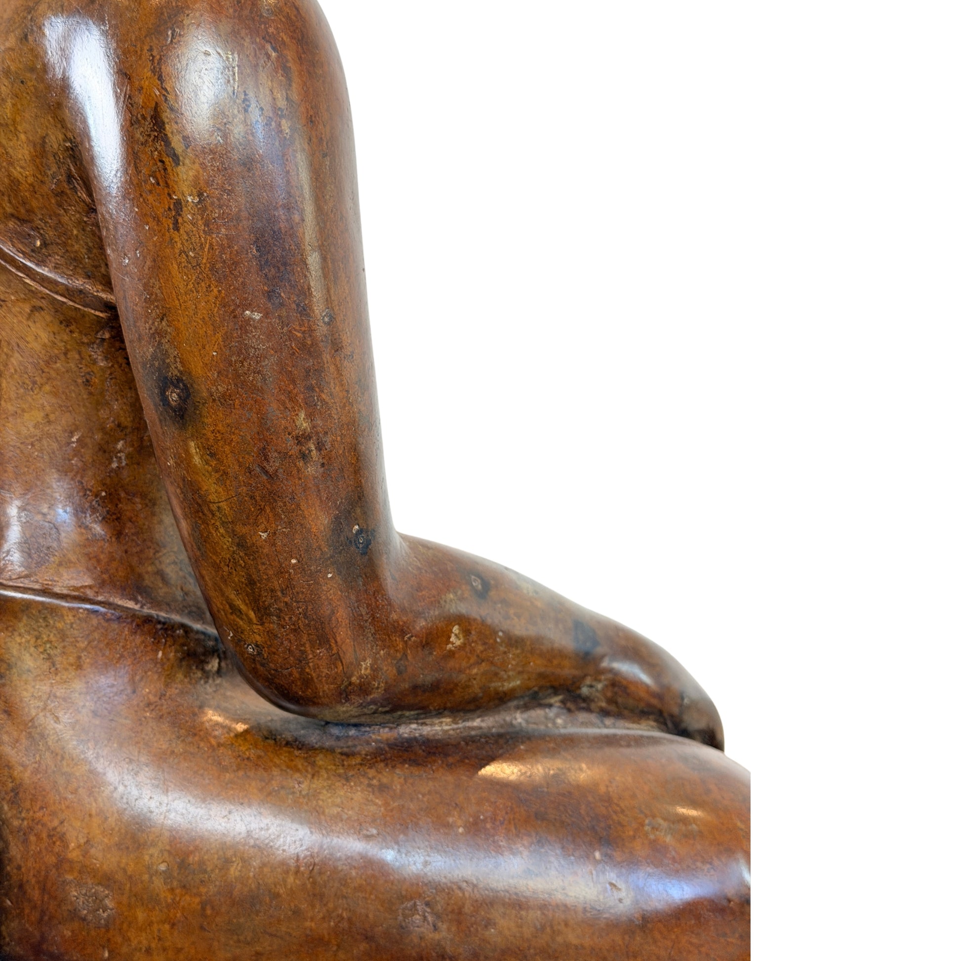 Detail von linkem Arm und Oberkörper des bronzenen Buddha Muchalinda mit feinen alten Kratzspuren und tief geschichteter goldbrauner Patina